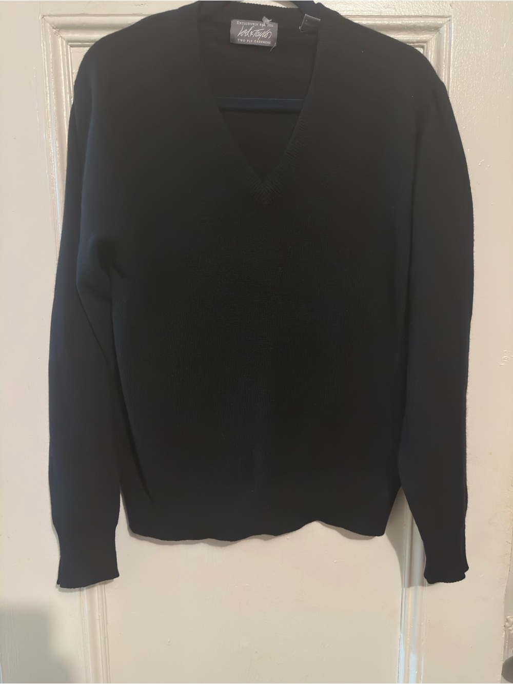 Like New Lord & Taylor Black V-Neck Men's Sweater. Size M. 100% Cashmere.